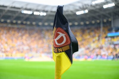 Drohbrief gegen Kutschke: Öffentliche Trainings abgesagt - Eine Eckfahne mit dem Logo des Vereins Dynamo Dresden steht an der Ecke des Spielfeldes.