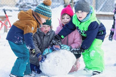 Drohen im Vogtland Kita-Schließungen? - Rare Schätzchen: Diese Kinder spielen ausgelassen im Schnee im Garten einer Plauener Kita.