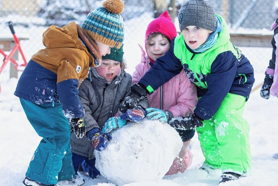 Drohen im Vogtland Kita-Schließungen? - Rare Schätzchen: Diese Kinder spielen ausgelassen im Schnee im Garten einer Plauener Kita.