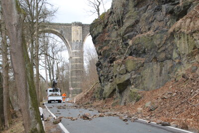 Drohender Felsabbruch: S 237 zwischen Falkenau und Hammerleubsdorf gesperrt - Mitarbeiter einer Spezialfirma haben lockere Steine von der Felswand abgeschlagen. 