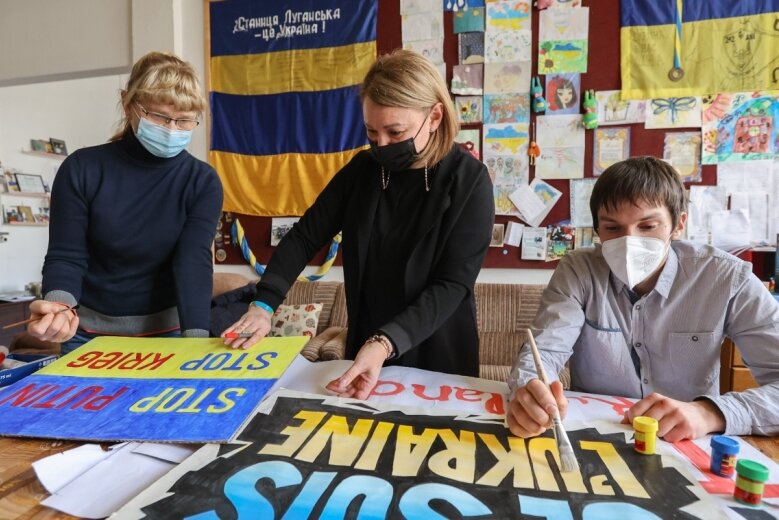 Drohender Krieg in der Heimat: So erleben Ukrainer in Chemnitz die Krise - Olka Dreyer, Veronika Smalko und Yehor Zheliazkov (von links) bereiten Plakate für eine Kundgebung am Samstag um 14 Uhr am Roten Turm vor. Auf dieser wollen sie zur Solidarität mit ihrem Heimatland Ukraine aufrufen. 