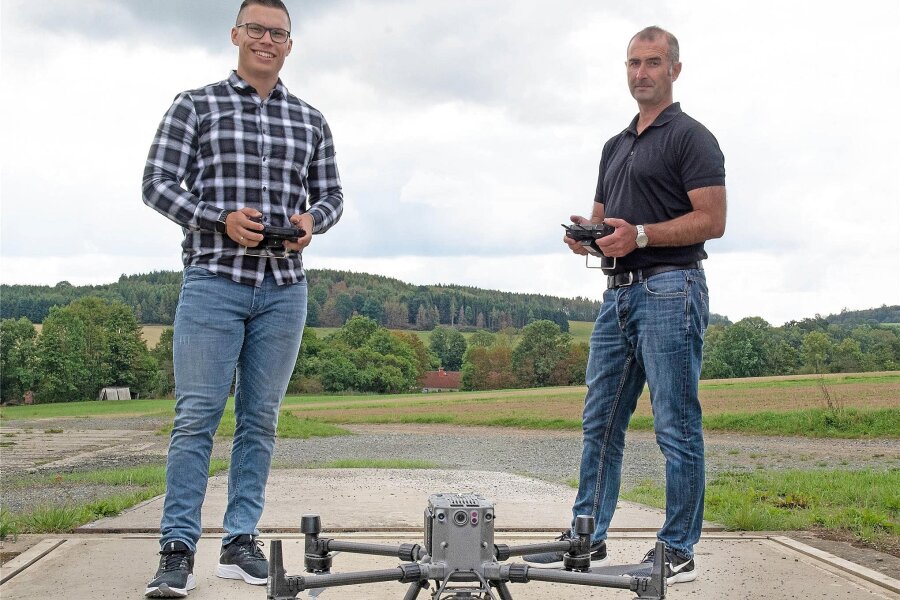 Drohne des Vogtlandkreises geht immer öfter in die Luft - Die Piloten Carlos Wetzstein und Steffen Uebel (von links). 40 mal war die Drohne 2023 im Einsatz: