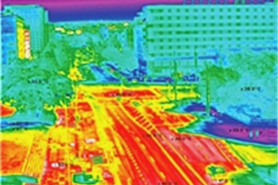 Drohne sucht nach Chemnitzer Hitze-Hotspots - Wärmebildaufnahme der Brückenstraße am Marxmonument: Die Straße heizt sich auf, im Stadthallenpark (rechts) ist es deutlich kühler.