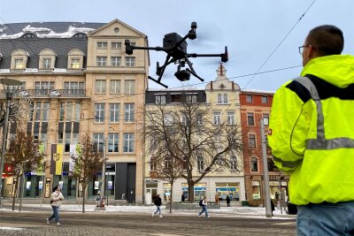 Drohne surrt über Plauener Stadtzentrum: Was der Einsatz bezweckte - Pilot Carlos Wetzstein ließ die Drohne der Kreisbehörde am Montagnachmittag über den Plauener Postplatz kreisen. Foto: