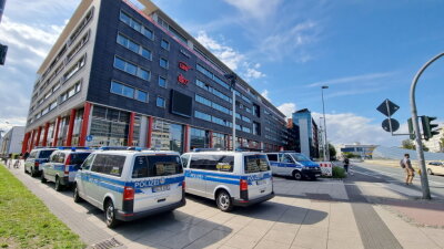 Drohung gegen Chemnitzer Jugendamt: Evakuierung des Moritzhofs nach knapp zwei Stunden aufgehoben - Das Gebäude am Moritzhof wurde nach der Drohung von Polizisten abgesperrt.