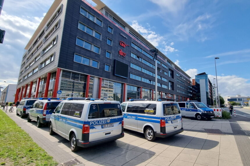 Drohung gegen Chemnitzer Jugendamt: Evakuierung des Moritzhofs nach knapp zwei Stunden aufgehoben - Das Gebäude am Moritzhof wurde nach der Drohung von Polizisten abgesperrt.