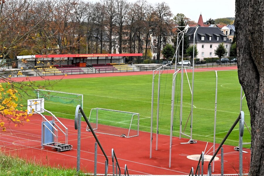 Drohung gegen Fußball in Mittelsachsen wird ein Fall für den Staatsschutz - Die Jahnkampfbahn in Frankenberg: Der TSV Dittersbach und der Kreisfußballverband hatten nach einer Drohung zwei am Sonntag dort geplante Spiele abgesagt.