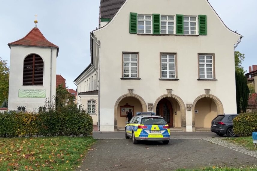 Leipzig: Ein Polizeiauto steht am Sonntag vor einer Kirche. Eine Drohung gegen eine Kirche in Leipzig hat in der Nacht zu Sonntag einen Großeinsatz der Polizei ausgelöst.