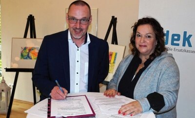 Dsaak leistet wertvolle Unterschrift - Lars Dsaak, der Bürgermeister von Breitenbrunn, unterzeichnet die Charta zur Betreuung schwerst kranker und sterbender Menschen in Deutschland. SPD-Landtagsabgeordnete Simone Lang (r.) ist froh darüber.