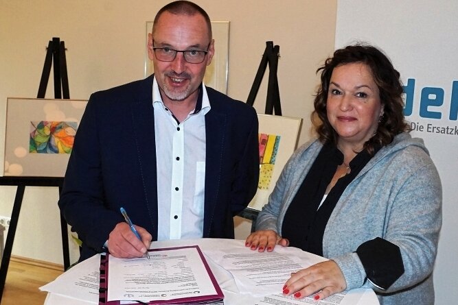 Dsaak leistet wertvolle Unterschrift - Lars Dsaak, der Bürgermeister von Breitenbrunn, unterzeichnet die Charta zur Betreuung schwerst kranker und sterbender Menschen in Deutschland. SPD-Landtagsabgeordnete Simone Lang (r.) ist froh darüber.