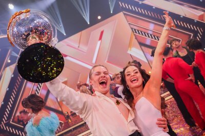 "Du hast es gekillt!": Gabriel Kelly gewinnt "Let's Dance" - Der Favorit Gabriel Kelly, Sänger, freut sich mit Tanzpartnerin Malika Dzumaev über den Sieg und den Titel "Dancing Star 2024".