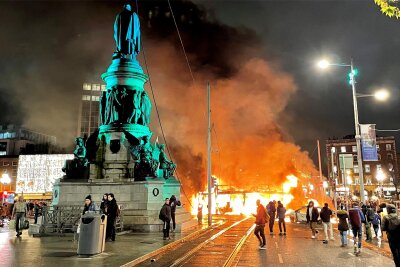 Dublin – eine Stadt steht unter Schock - Ein Bus brennt in der O’Connell Street im Stadtzentrum von Dublin, nachdem sich nach einem Angriff auf dem Parnell Square East gewalttätige Szenen abgespielt hatten.