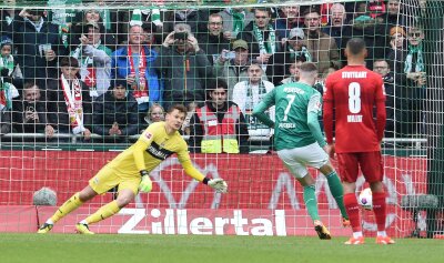 Ducksch trifft doppelt: VfB patzt bei Werder Bremen - Bremens Marvin Ducksch (2.vl) verwandelt gegen Stuttgarts Torwart Alexander Nübel einen Elfmeter zum 1:0.