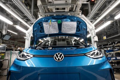 Dudenhöffer zur Volkswagen-Krise in Sachsen: "Habeck bestraft VW doppelt" - Offenbar noch kein Erfolgsmodell: Im Mai löste die zweite Generation des ID.3 seinen Vorgänger in der Produktion im Fahrzeugwerk Zwickau komplett ab. 