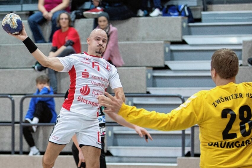 Duell auf Augenhöhe erwartet - Für Marcel Gemeinhardt (am Ball) und den HC Einheit Plauen geht es nach drei Wochen Pause gleich mit einem Spitzenspiel in der Handball-Sachsenliga weiter.