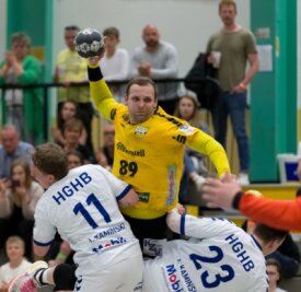 Duell der Abgestiegenen - Die Oberlosa Drittliga-Handballer um Ivan Kucharik (beim Wurf) wollen sich beim ATSV Habenhausen anständig Richtung Mitteldeutsche Oberliga verabschieden. 
