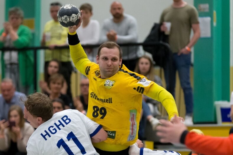 Die Oberlosa Drittliga-Handballer um Ivan Kucharik (beim Wurf) wollen sich beim ATSV Habenhausen anständig Richtung Mitteldeutsche Oberliga verabschieden. 