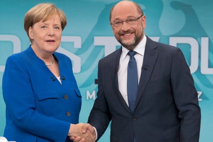 Duell der Freundlichkeiten - Bitte recht freundlich: Bundeskanzlerin und CDU-Vorsitzende Angela Merkel und der SPD-Kanzlerkandidat und SPD-Vorsitzender Martin Schulz beim Handschlag vor Beginn des TV-Duells.