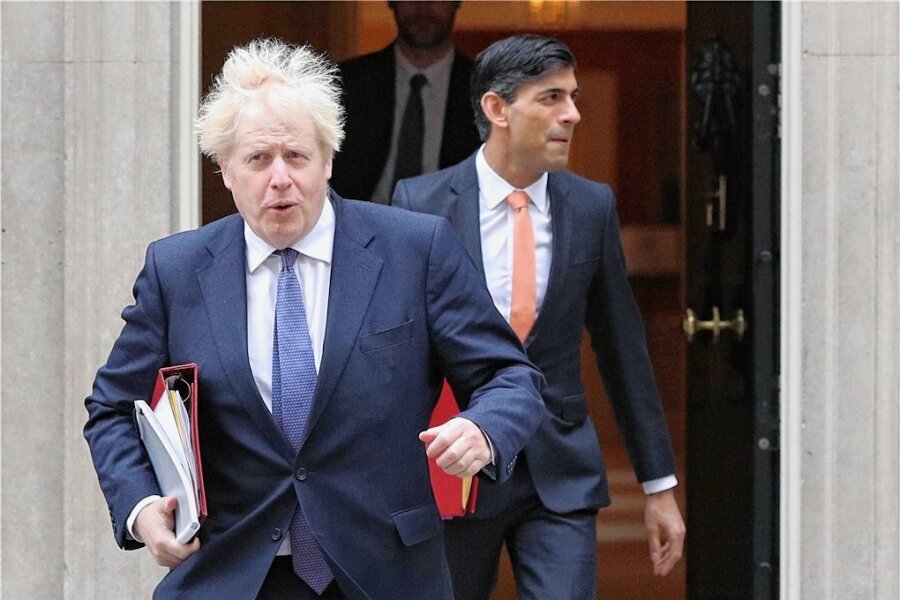 Duell um die Downing-Street 10: Sunak gegen Johnson? - Ein Bild aus vergangenen Tagen: Boris Johnson (links), früherer Premierminister von Großbritannien, und Rishi Sunak, damals Finanzminister des Königreichs, verlassen die Downing Street 10. 