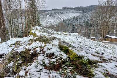 Dünne Schneedecke im oberen Vogtland: Winter meldet sich zurück - Kurz vor dem Osterfest meldete sich Sonntagfrüh im oberen Vogtland der Winter zurück.