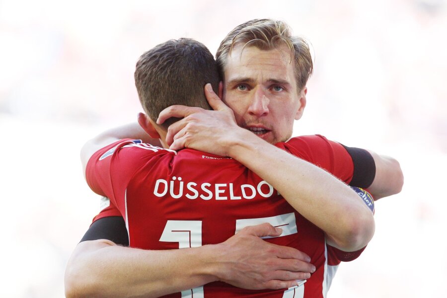 Düsseldorf weiter im Aufstiegsrennen - Braunschweig siegt - Der Düsseldorfer Vincent Vermeij (r) jubelt nach seinem Treffer zum 1:0 mit Tim Oberdorf.