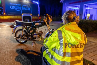 Dumm gelaufen: Was nach einem Unfall zweier Moped-Fahrer in Grünbach herauskommt - Der Crash zweier Mopeds ruft Polizei und Rettungskräfte Freitagabend nach Grünbach.