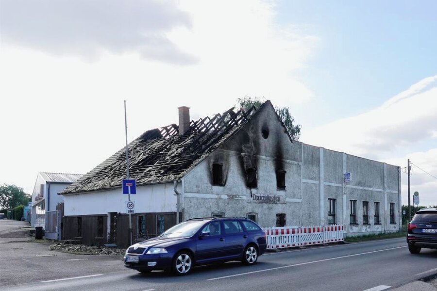 Dunkle Vergangenheit der abgebrannten Gaststätte „Dreierhäuschen“ in Ponitz: Nach Doppelmord fließt kein Bier mehr - So sieht das Gebäude, an dem sich noch der Schriftzug „Dreierhäuschen“ befindet, nach dem Brand aus.