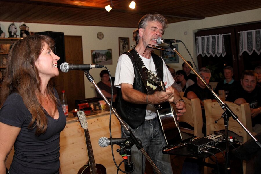 Duo aus den Niederlanden sorgt mit Country- und Folkmusik für Lagerfeuerromantik im Erzgebirge - Ad Vanderveen und Kersten de Ligny bei einem Auftritt im Erzgebirgsstübel Tellerhäuser. Jetzt gastiert das Duo im Dorfhaus.