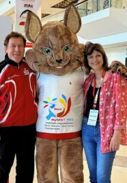 Duo erlebt den Oman sportlich und kulturell - Frank (l.) und Christine Lukaschek posierten auch mit dem WM-Maskottchen. 
