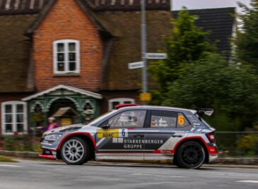 Duo meistert Herausforderung - Carsten Mohe und sein Beifahrer Alexander Hirsch haben nicht nur den fünften Platz bei der Cimbern-Rallye in Schleswig-Holstein geholt, sondern durften endlich die erste Bestzeit in der DRM bejubeln. 
