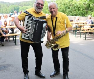 Duo schiebt eine Doppelschicht am Hetzdorfer Viadukt - Die Breitenauer Musikanten Peter Weiß (l). und Roberto Grießbach sorgten zu Pfingsten auf dem Hetzdorfer Viadukt für beste Stimmung. 