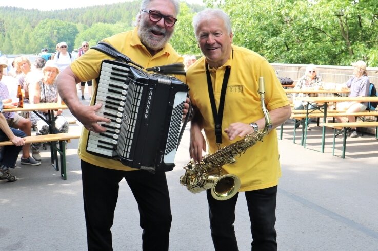 Die Breitenauer Musikanten Peter Weiß (l). und Roberto Grießbach sorgten zu Pfingsten auf dem Hetzdorfer Viadukt für beste Stimmung. 