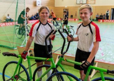 Duo überzeugt auf nationaler Bühne - Silber erkämpft: Die Langenleuba-Niederhainer Nachwuchs-Radballerin Leonie Reinicke und der Wechselburger Carl Mehnert (r.) haben ihre erste Medaille bei einer nationalen Meisterschaft gewonnen. 
