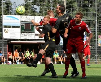 Duo verabschiedet sich aus Sachsenpokal - Trotz großem Einsatz ist der SV Auerhammer - mit Julian Albani (2. v. r.) und Toni Colditz (l.) - aus dem Sachsenpokal ausgeschieden. 