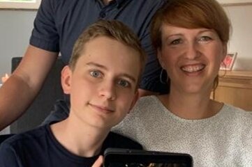 Die Eltern Oliver und Kathleen sowie Bruder Sascha beim Skypen mit Sophia Flori. Die 20-Jährige aus Ruppertsgrün ist seit Dezember 2019 in Australien.