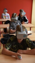 Durchblick: Schüler lernen mit Spezialbrillen Berufe kennen - Schüler der Klassen 8a und 8b der Adorfer Zentralschule konnten sich mit virtuellen Brillen über verschiedene Ausbildungsberufe informieren. 
