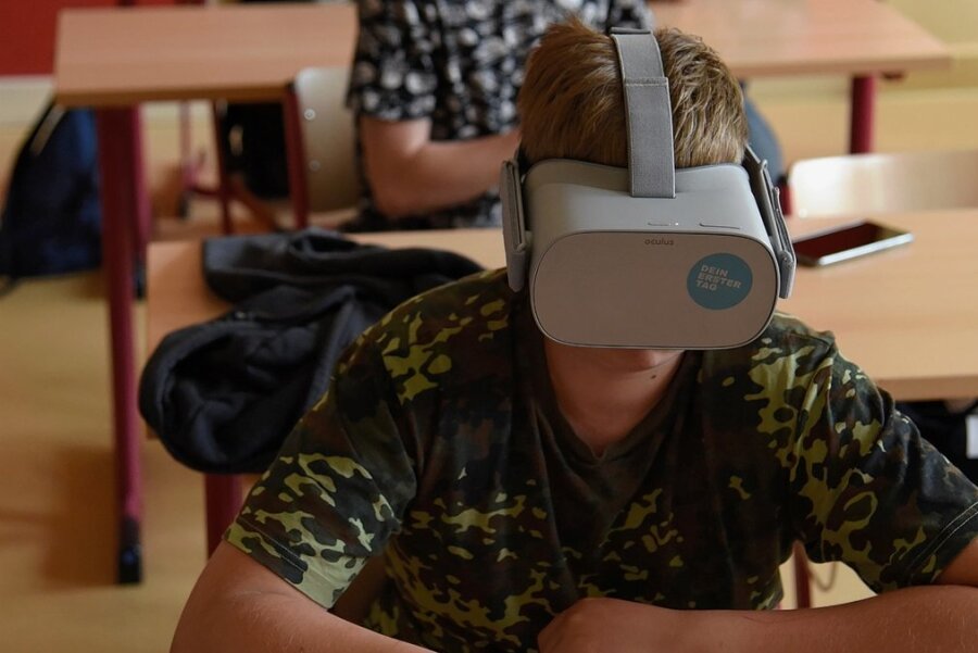 Schüler der Klassen 8a und 8b der Adorfer Zentralschule konnten sich mit virtuellen Brillen über verschiedene Ausbildungsberufe informieren.