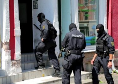 Durchsuchung bei Georgiern: Mutmaßliches Diebesgut sichergestellt - Polizisten bei der Durchsuchungsaktion am Dienstag.
