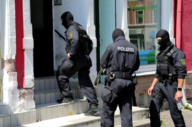 Durchsuchung bei Georgiern: Mutmaßliches Diebesgut sichergestellt - Polizisten bei der Durchsuchungsaktion am Dienstag.