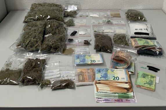 Durchsuchungen: Polizei beschlagnahmt Drogen, Waffen und Bargeld - Bei den Durchsuchungen am Mittwoch stellten die Ermittler Drogen, Waffen und Bargeld sicher.