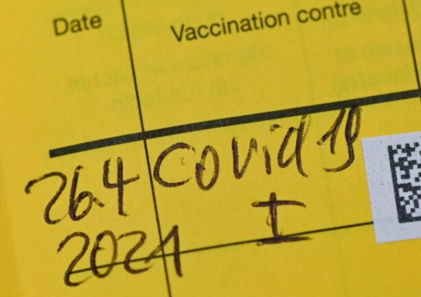In einem Impfausweis ist der Eintrag einer Erstimpfung gegen das Coronavirus zu lesen.