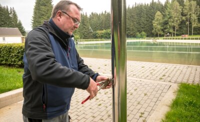 Durchwachsener Sommer lockt weniger Besucher in Freibäder - Techniker Heiko Walther macht das Waldbad Rätzteich winterfest. Dazu gehört unter anderem, die Funktionsteile der Außenduschen auszutauschen. 