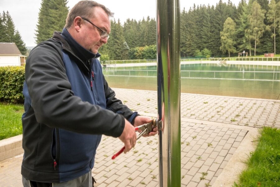 Durchwachsener Sommer lockt weniger Besucher in Freibäder - Techniker Heiko Walther macht das Waldbad Rätzteich winterfest. Dazu gehört unter anderem, die Funktionsteile der Außenduschen auszutauschen. 