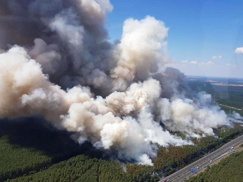 Dutzende Hektar Wald bei Potsdam in Flammen: A 9 gesperrt - Aus einem Polizeihubschrauber ist in dem Waldstück zwischen Potsdam und Fichtenwalde ein Waldbrand zu sehen.