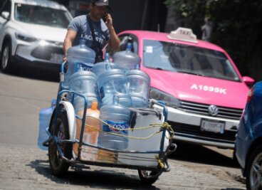 Dutzende Todesfälle wegen extremer Hitze in Mexiko - Ein Mann geht mit leeren Wasserkanistern durch eine Straße in Mexiko-Stadt. In 27 der 32 Bundesstaaten in Mexiko liegen die Temperaturen bei mehr als 40 Grad.