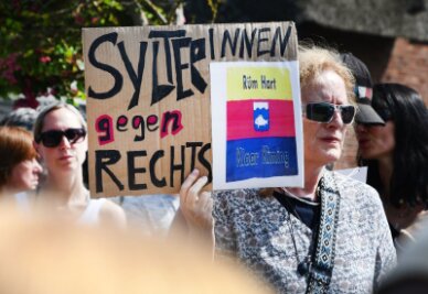 Dutzende versammeln sich zu Mahnwache auf Sylt - Dutzende Menschen versammeln sich zu einer Mahnwache auf Sylt. Sie wollen ein Zeichen gegen Rechtsextremismus setzen.