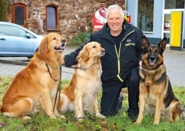 Dux ist der Boss in Waldsiedlung - Klaus Barnath mit seinen Hunden Fritz, Uschi und Dux (von links). 