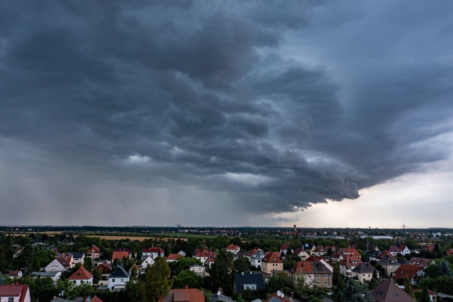 DWD sagt Unwetter im Osten ab dem späten Nachmittag voraus - Eine Unwetterfront zieht über den Leipziger Westen.