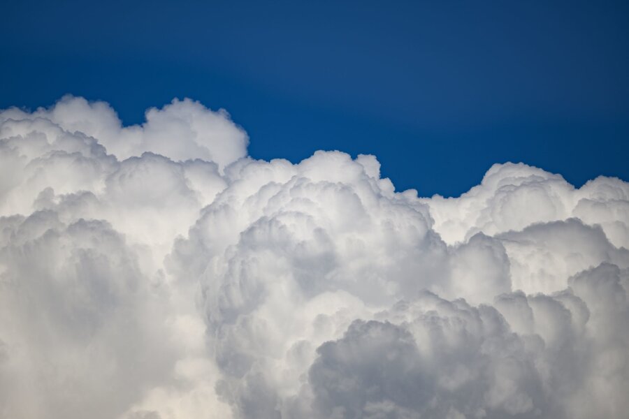 DWD: Sehr warmer Mai in Sachsen - 14,9 Grad im Durchschnitt - Wolken ziehen am Himmel entlang.
