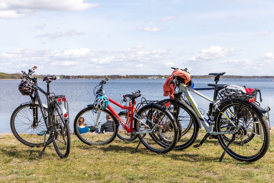 DWD: Wieder Temperaturrekorde in Sachsen: 28,4 Grad in Aue - Fahrräder stehen am Ufer des Senftenberger Sees.